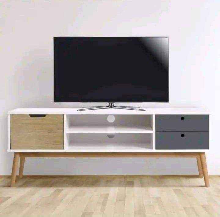 وحدة تلفزيون ام دي اف أبيض و رمادي و بني مكونه من 2 درج و ضلفه قلاب - 140*40*40 سم - بيكي - TV44